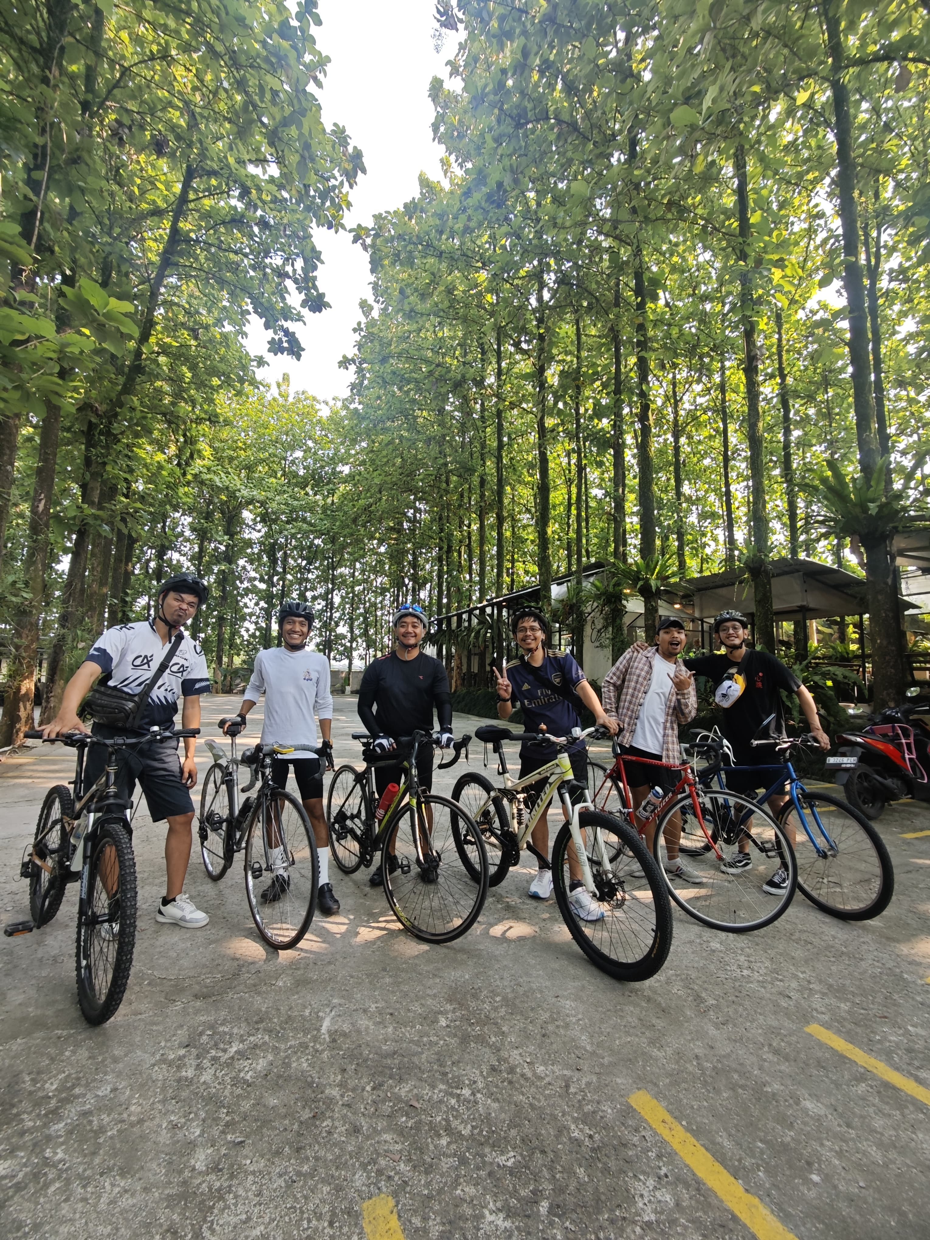 Kelompok sepeda Pura Pura Bike saat bersepeda bersama