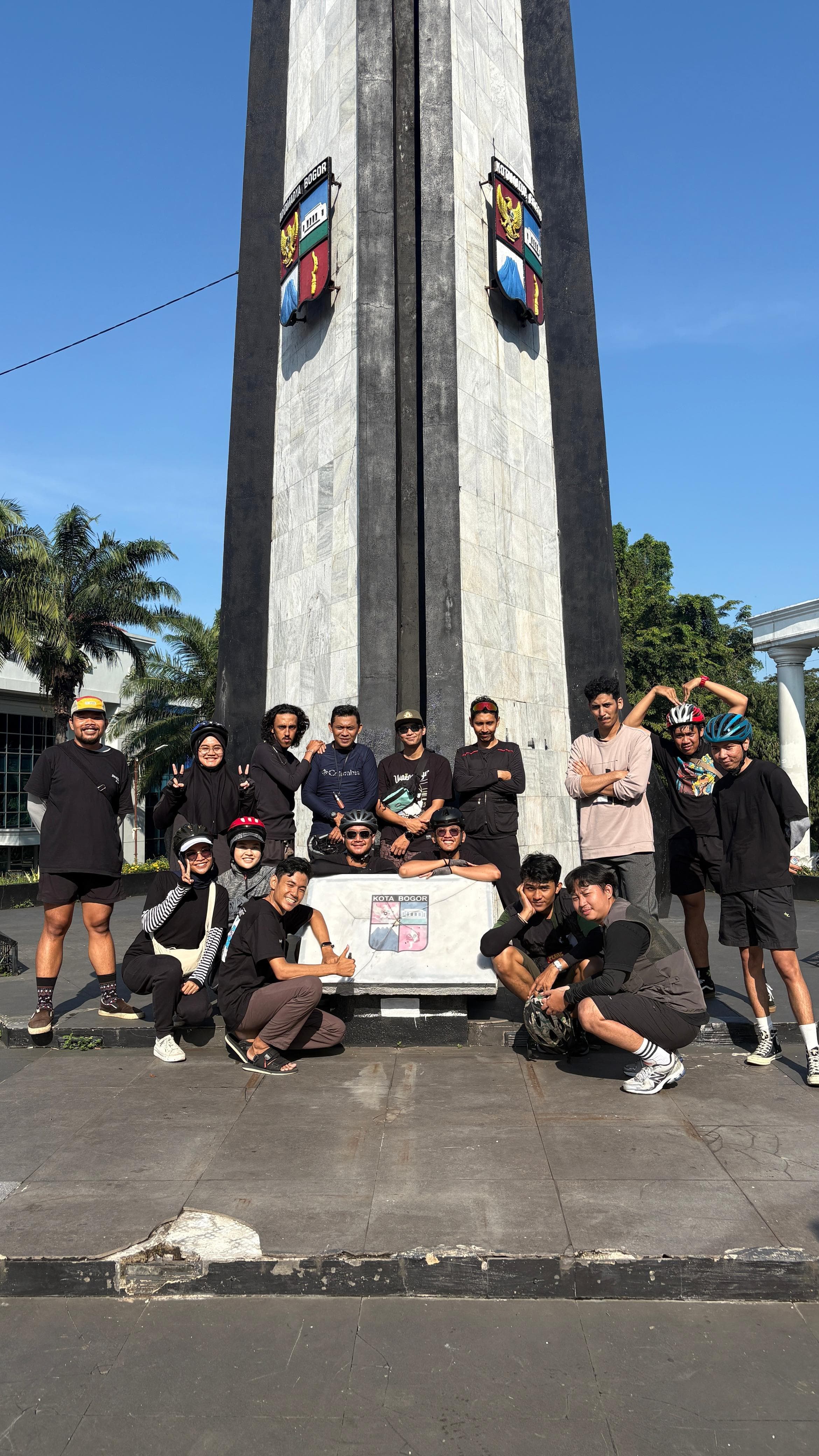 Anggota komunitas Pura Pura Bike sedang bersepeda